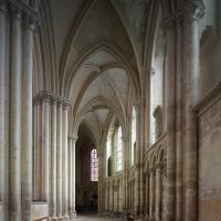 Église Notre-Dame de Villeneuve-sur-Yonne - Interior, chevet, south aisle looking east toward ambulatory
