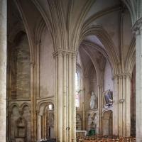 Église Notre-Dame de Villeneuve-sur-Yonne - Interior, south ambulatory looking south, radiating chapel