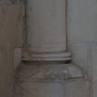 Église Saint-Serge d'Angers - Interior, chevet, south aisle, vaulting shaft base