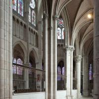 Cathédrale Saint-Étienne d'Auxerre - Interior, chevet, south aisle aisle looking northeast