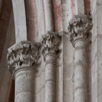 Cathédrale Saint-Étienne d'Auxerre - Interior, nave, southwest crossing pier, transverse arch, shaft capitals