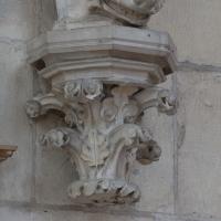 Cathédrale Saint-Étienne d'Auxerre - Interior, chevet, north ambulatory, dado arcade, corbel