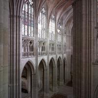 Cathédrale Saint-Étienne d'Auxerre - Interior, nave and crossing looking southwest