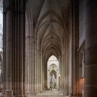 Cathédrale Saint-Étienne d'Auxerre - Interior, nave, south aisle looking east