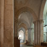 Église Saint-Lazare d'Avallon - Interior, south nave aisle looking west