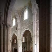 Église Saint-Lazare d'Avallon - Interior, north nave aisle looking southeast