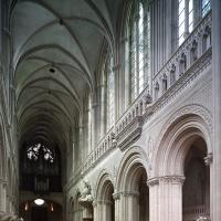 Cathédrale Notre-Dame de Bayeux - Interior, north nave elevation looking west