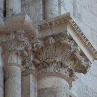 Église Saint-Laumer de Blois - Interior, chevet, north triforium, intermediate vaulting shaft capitals