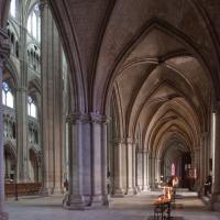 Cathédrale Saint-Étienne de Bourges - Interior, outer south nave aisle looking east