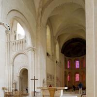 Église de la Trinité de Caen - Interior, crossing from nave