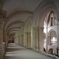 Église Saint-Étienne de Caen - Interior, south nave gallery looking west