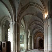Église Saint-Étienne de Caen - Interior, south chevet aisle looking west