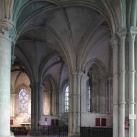 Église Saint-Étienne de Caen - Interior, south ambulatory looking east