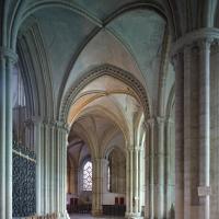 Église Saint-Étienne de Caen - Interior, south chevet aisle looking east towards ambulatory
