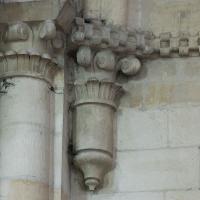 Église Saint-Étienne de Caen - Interior, nave, south clerestory, vaulting shaft capitals