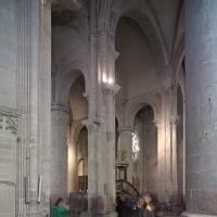 Église Saint-Nazaire de Carcassonne - Interior, south transept looking northwest into nave