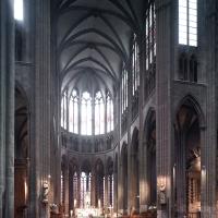 Cathédrale Notre-Dame de Clermont-Ferrand - Interior, crossing space looking southeast into chevet
