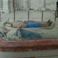 Abbaye de Fontevrault - Interior, nave, tomb sculpture (Eleanor of Aquitaine and Henry II)