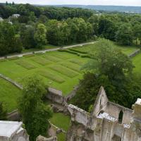 Abbaye de Jumièges - Interior, ruins of south chevet chapels and St-Pierre from transept tower