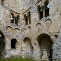 Abbaye de Jumièges - Interior, ruins of nave, north wall