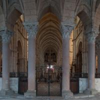 Cathédrale Saint-Mammès de Langres - Interior, chevet arcade looking into chevet from ambulatory aisle