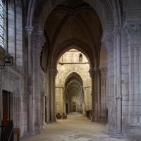 Cathédrale Saint-Mammès de Langres - Interior, chevet, south ambulatory looking west