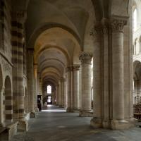 Cathédrale Saint-Julien du Mans - Interior, south nave aisle looking west