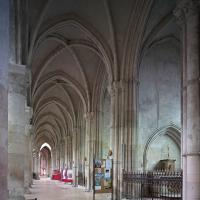 Cathédrale Saint-Pierre de Lisieux - Interior, south nave aisle looking east