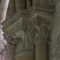 Cathédrale Saint-Pierre de Lisieux - Interior, chevet, south aisle, vaulting shaft capitals