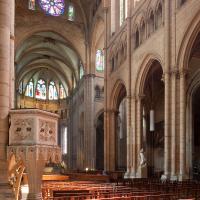 Cathédrale Saint-Jean-Baptiste de Lyon - Interior, south nave elevation looking east into chevet and crossing