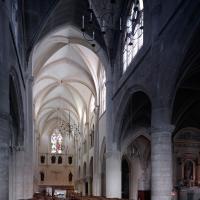 Église Saint-Pierre-et-Saint-Paul de Montreuil - Interior, nave looking southeast
