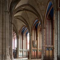 Cathédrale Sainte-Croix d'Orléans - Interior, south ambulatory looking east into chapels