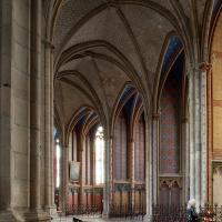 Cathédrale Sainte-Croix d'Orléans - Interior, south ambulatory looking east into chapels