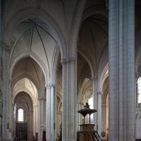 Cathédrale Saint-Pierre de Poitiers - Interior, nave, north aisle, looking southeast