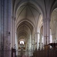 Cathédrale Saint-Pierre de Poitiers - Interior, chevet looking west into nave