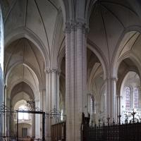 Cathédrale Saint-Pierre de Poitiers - Interior, chevet, south aisle looking northwest