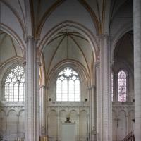 Cathédrale Saint-Pierre de Poitiers - Interior, nave, north aisle looking north 