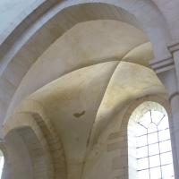 Église Notre-Dame de Pontigny - Interior, nave aisle vaults and arch