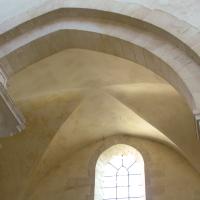 Église Notre-Dame de Pontigny - Interior, nave aisle vaults and arch
