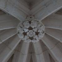 Église Notre-Dame de Pontigny - Interior, chevet, hemicycle, high vault keystone