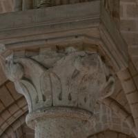 Basilique de Saint-Denis - Interior, chevet, south inner ambulatory, pier capital