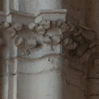 Basilique de Saint-Denis - Interior, chevet, south chapel, vaulting shaft capitals