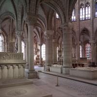 Basilique de Saint-Denis - Interior, chevet, north ambulatory, chapel looking southeast, radiating chapels and choir