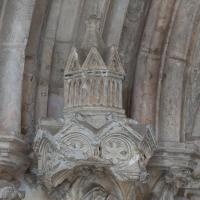 Église Notre-Dame de Saint-Père-sous-Vézelay - Exterior, narthex, center portal, north jamb column canopy