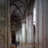 Église Notre-Dame de Semur-en-Auxois - Interior, south nave aisle looking west