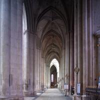Cathédrale Saint-Gatien de Tours - Interior, south nave aisle looking east