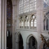 Cathédrale Saint-Gatien de Tours - Interior, south nave elevation at crossing, looking southeast