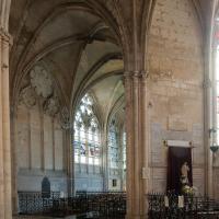 Église de la Trinité de Vendôme - Interior, south ambulatory aisle looking east into axial chapel