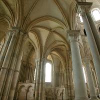 Église Sainte-Marie-Madeleine de Vézelay - Interior, ambulatory looking southeast