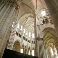 Église Sainte-Marie-Madeleine de Vézelay - Interior, south nave aisle and south transept looking northeast